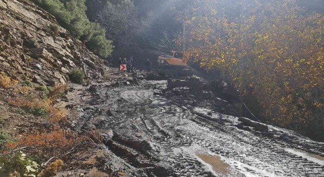 İzmirde aşırı yağış sonrası oluşan heyelan yolu kapattı