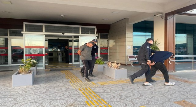 İzmirde bazı istasyonundan aküleri çalan hırsızlara suçüstü