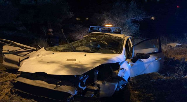 İzmirde ehliyetsiz gencin kullandığı araç takla attı: 1 ölü, 2 yaralı