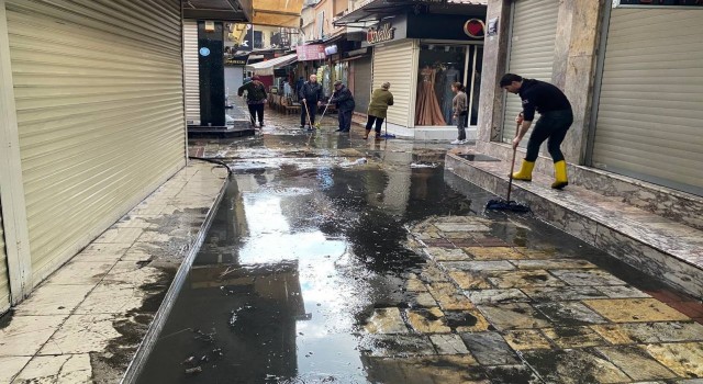 İzmirde esnafın yağmur çilesi