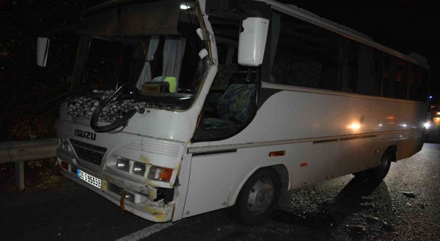 İzmirde iki servis aracı çarpıştı: 17 yaralı