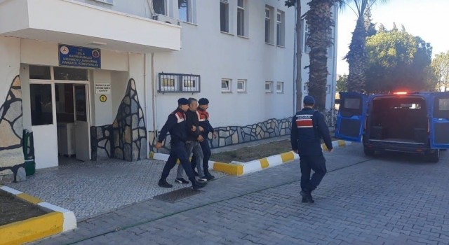 İzmirde jandarma ekipleri aranan şahıslara göz açtırmıyor: 17 tutuklama