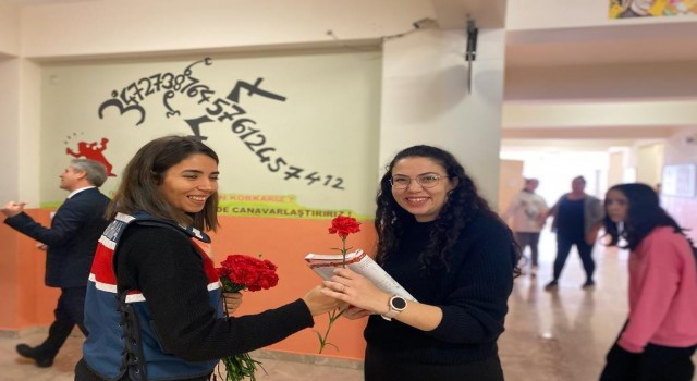 İzmirde jandarmadan öğretmenlere 24 Kasım sürprizi