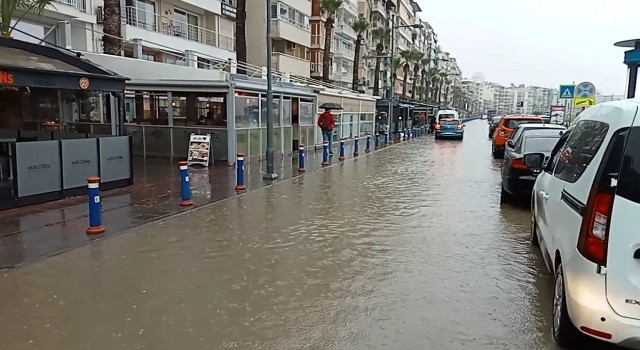 İzmirde kuvvetli sağanak etkili oluyor