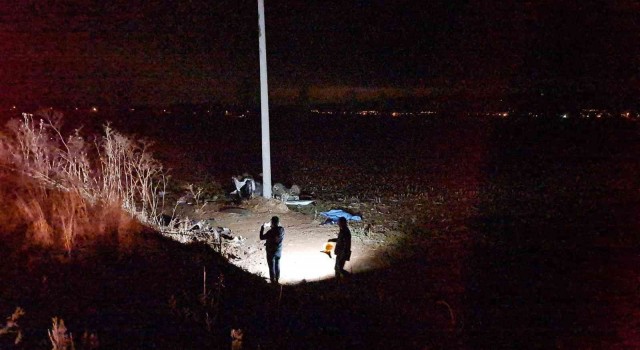 İzmirde otomobil şarampole yuvarlandı: 1 ölü, 1 yaralı