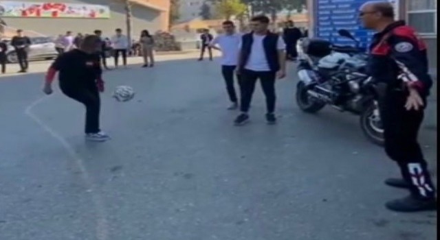 İzmirde polis ile kadın öğretmenden futbol şov
