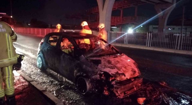 İzmirde seyir halindeki otomobil alev alev yandı