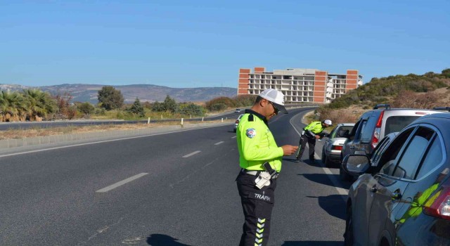 İzmirde trafik denetimleri hız kesmeden devam ediyor