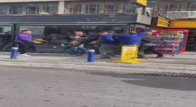 İzmirde yol verme kavgası: 1 yaralı