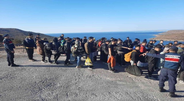 İzmirde yurt dışına kaçmaya çalışan 180 göçmen yakalandı