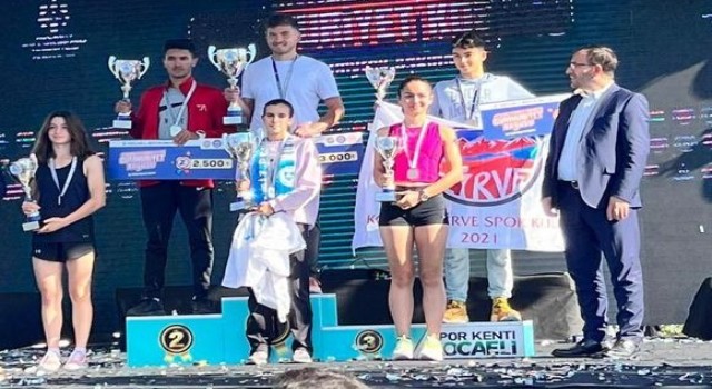 İzmit Belediyesporlu atletler Cumhuriyet Koşusuna damga vurdu