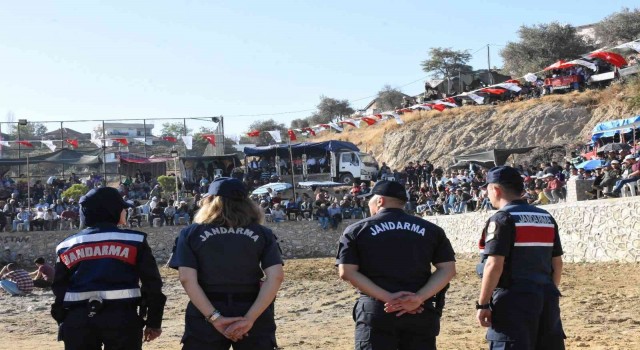 Jandarma, boğa güreşlerinde kuş uçurtmadı