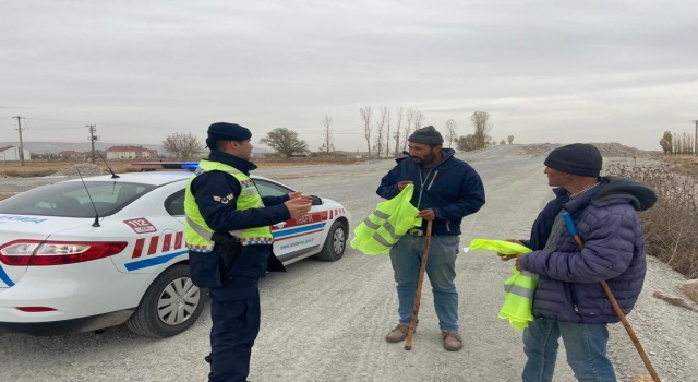 Jandarma çobanlara reflektif yelek dağıttı