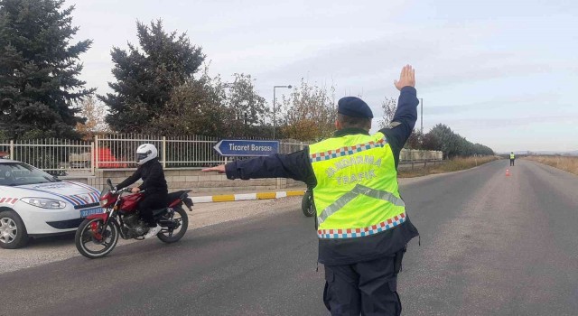 Jandarma ekipleri, motosiklet sürücülerine Reflektif yelek dağıttı