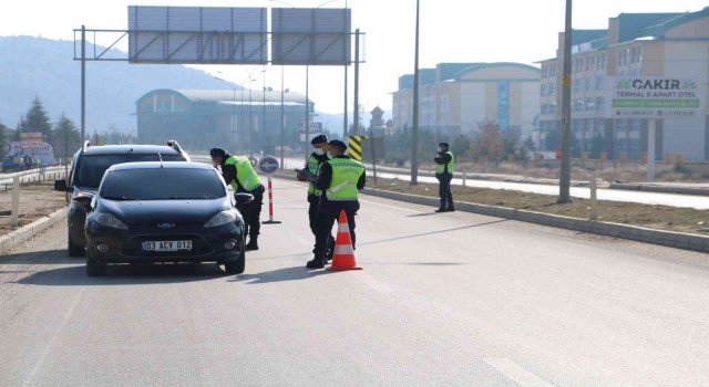 Jandarma ekiplerinden okul çevrelerinde ve servis araçlarında sıkı denetim