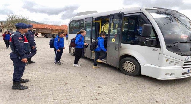 Jandarmadan okullar çevresinde ve servis araçlarında denetim