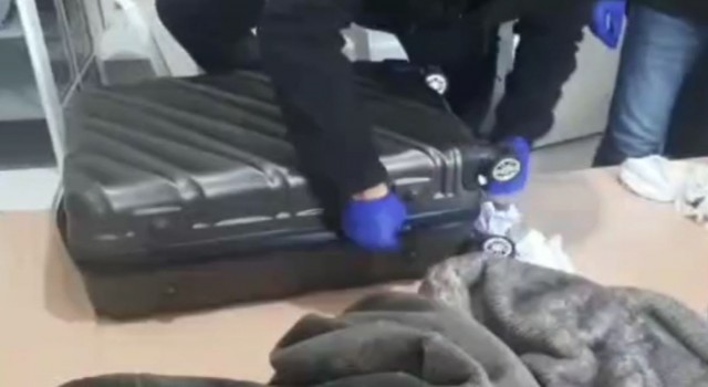 Jandarmanın baskın yaptığı evde bir valiz dolusu uyuşturucu ele geçirildi