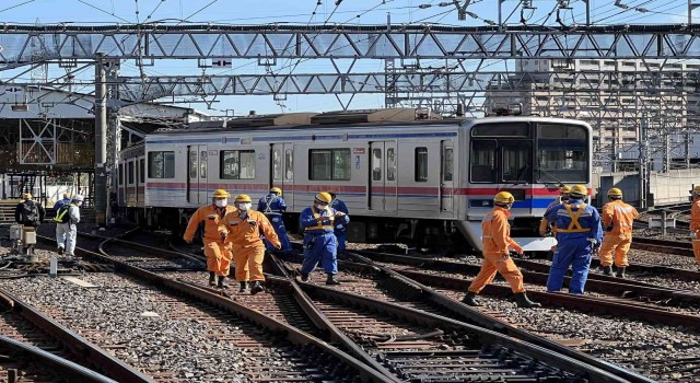 Japonyada yolcu treni raydan çıktı