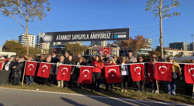 Kadıköyde binlerce kişilik ‘Ataya Saygı Zinciri oluşturuldu