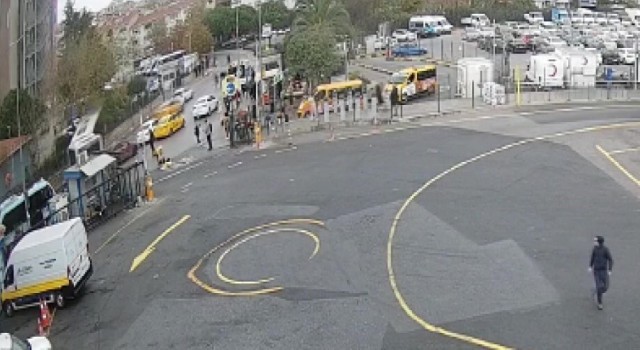 Kadıköyde metrobüsün duvara çarptığı kaza kamerada