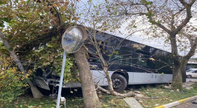 Kadıköyde perondan çıkan metrobüs yolun karşısına geçip duvara çarptı: 1 yaralı