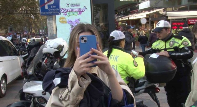 Kadıköy'de scooter denetimde ceza yedi, telefonunu çıkarıp basın mensuplarını çekti