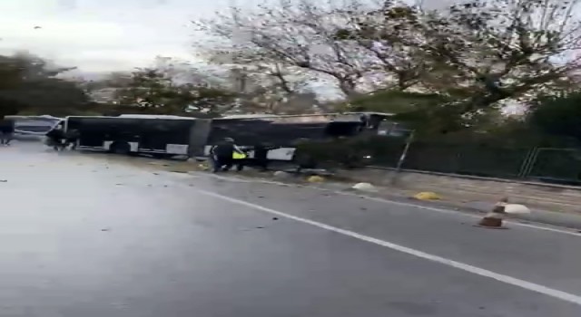Kadıköyde sürücüsünün kontrolünden çıkan metrobüs, yolun karşısındaki duvara çarptı. Olay yerine ekipler sevk edildi.