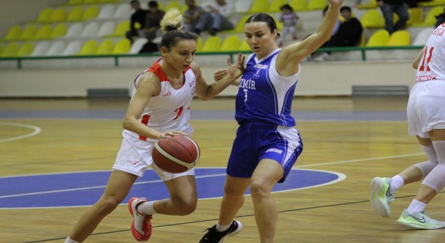 Kadın basketbolcular ilk maçında fark attı