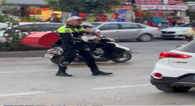 Kadın sürücünün ağlayan bebeğini trafik polisi avuttu