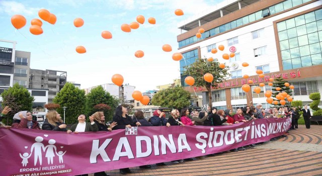 Kadına şiddete dikkat çekmek için yüzlerce balon gökyüzüne bırakıldı