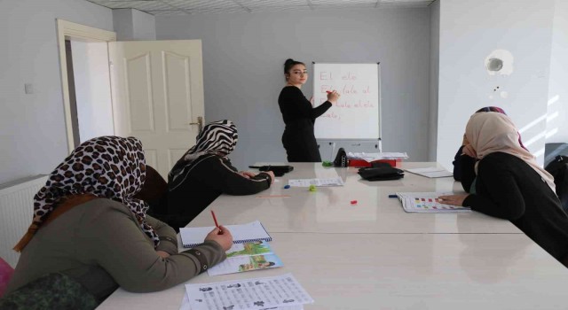 Kadınlar okuma yazmayı BİL-MEK ile öğreniyor