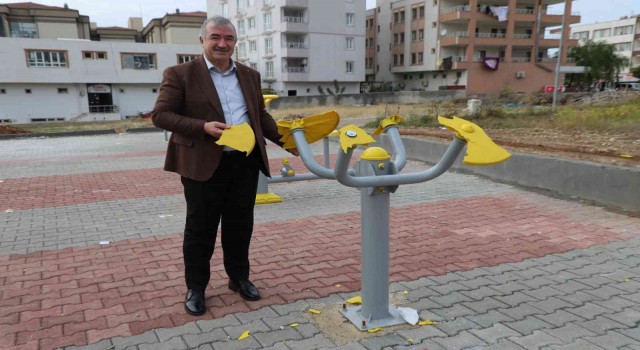 Kahtada yeni yapılan parka zarar verildi