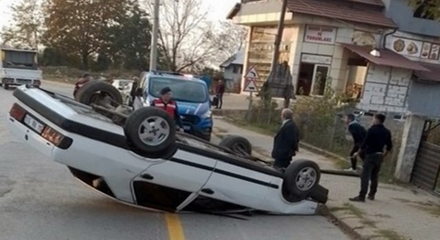 Kaldırıma çarpan otomobil takla attı: 1 yaralı