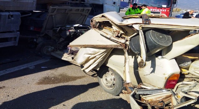 Kamyona çarpan otomobil kağıt gibi ezildi: 1 yaralı