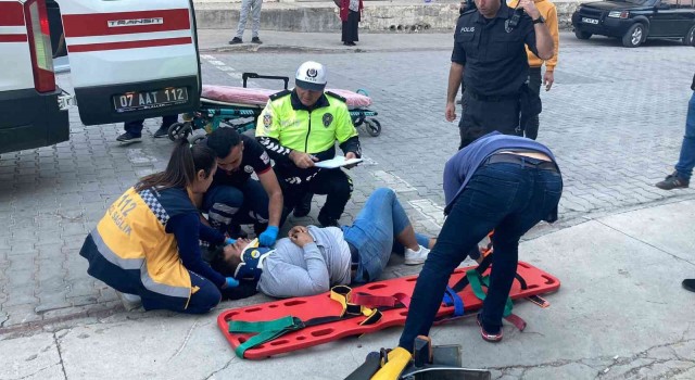 Kamyonetle çarpışan motosiklet sürücüsü ölümden döndü