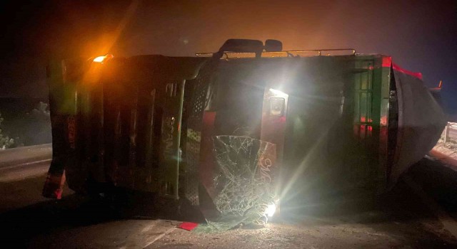 Kamyonun devrilmesi sonucu sürücü yaralandı