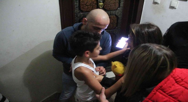 Kapısı balyozla kırılıp girilen dairedeki çocuk bitkin halde bulundu