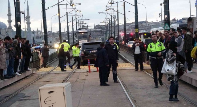 Karaköyde tramvay yoluna giren cip raylarda asılı kaldı, tramvay seferleri durdu