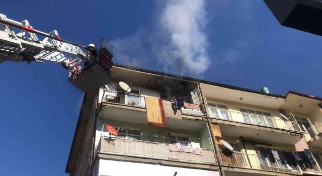 Karamanda 4 katlı binada çıkan yangını korkuttu