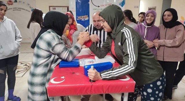 Karamanda bilek güreşi turnuvası düzenlendi