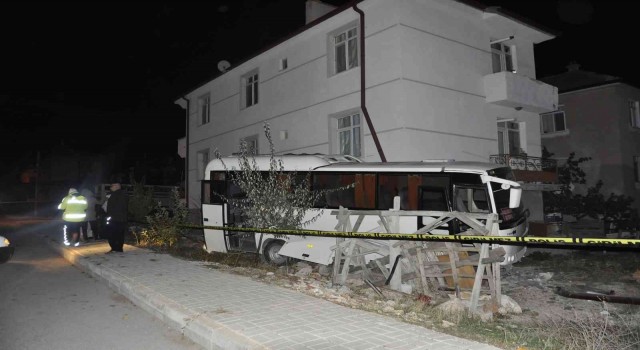 Karamanda kamyonet ile çarpışan işçi midibüsü binaya çarparak durabildi: 12 yaralı