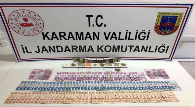 Karamanda kumar oynayan 8 kişi, jandarma baskınında suçüstü yakalandı