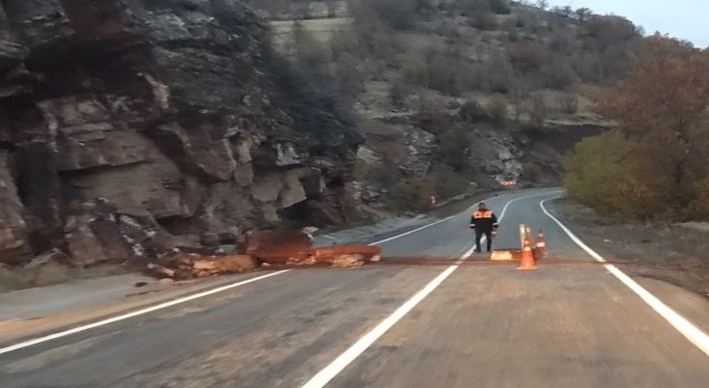 Karayoluna kaya parçaları düştü