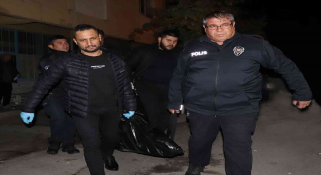 Karısının boğazını keserek öldürdü