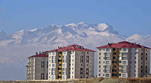 Karlı dağlarla birleşen bulutlar hayran bıraktı