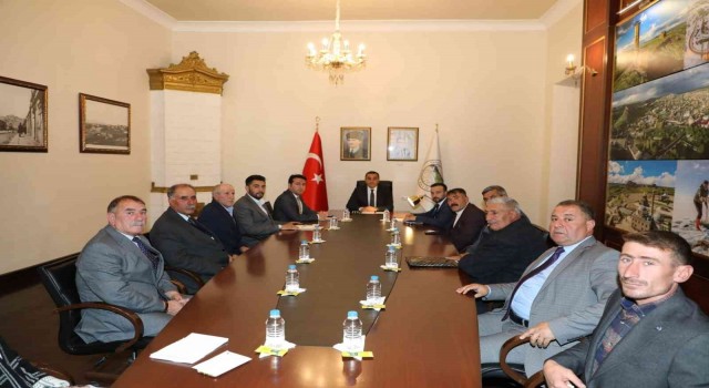Kars Valisi muhtarların sorunlarını dinliyor