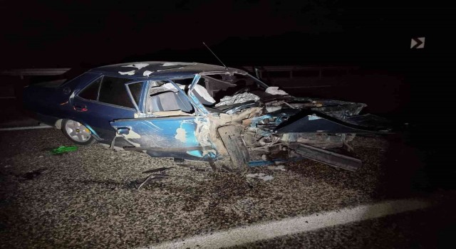 Karşı şeride geçen otomobille kafa kafaya çarpıştı: 3 yaralı