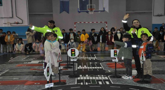 Karsta 600 öğrenciye trafik kuralları anlatıldı