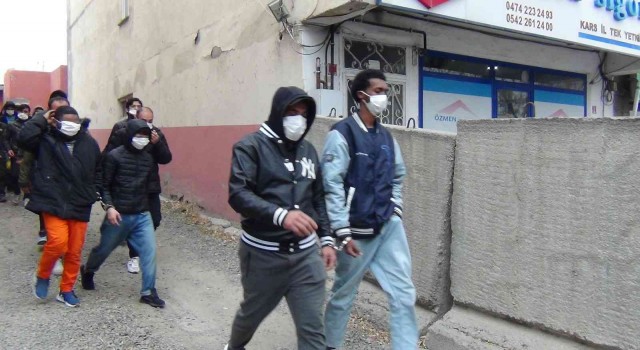 Karsta düzensiz göçmenler sınır dışı ediliyor