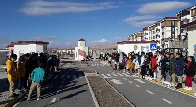 Karsta öğrencilere uygulamalı trafik eğitimi verildi